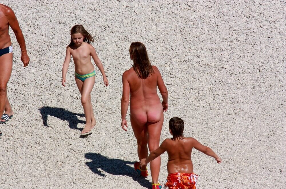 Naturism photo gallery # 8 - Radical nudism materials
