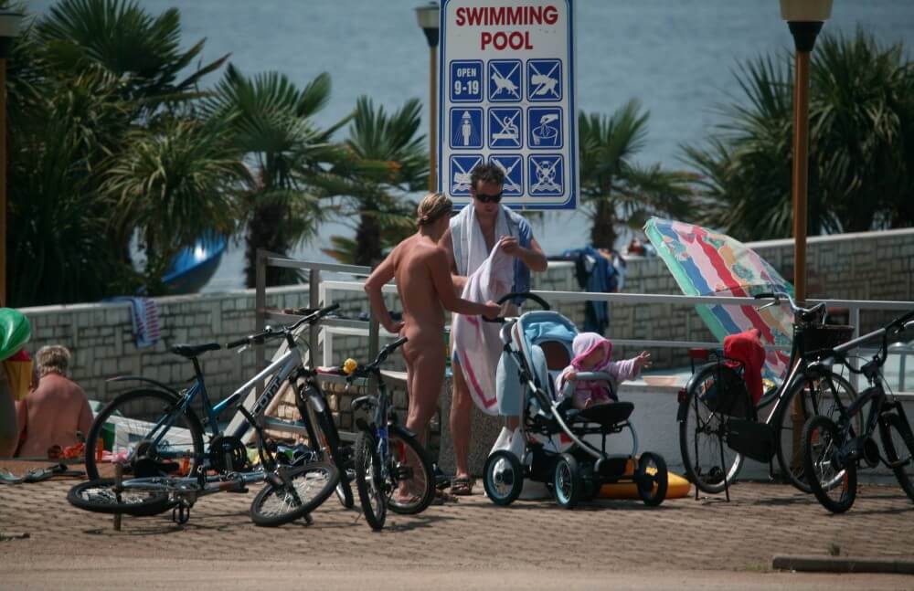 Poolside Camp Gathering pics - Nudism contributes to the strengthening of psychological health