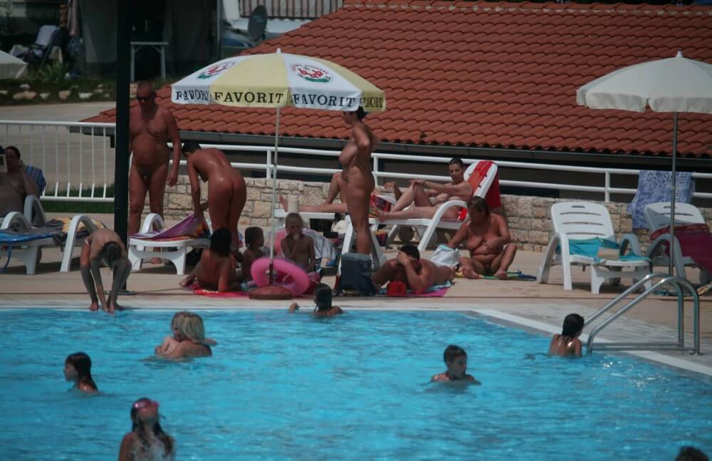 Naturist Pool Observation pics - Naturists live in harmony with nature