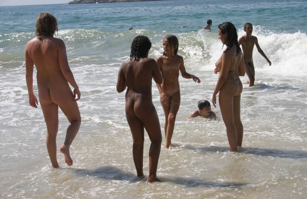 Brazils Water Refreshing pics - Nudism strengthens health and self-esteem