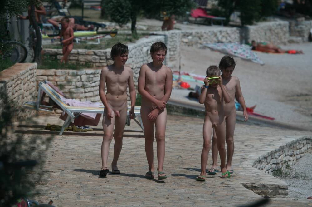 Shore walking nude - Nudist families: open materials for connoisseurs