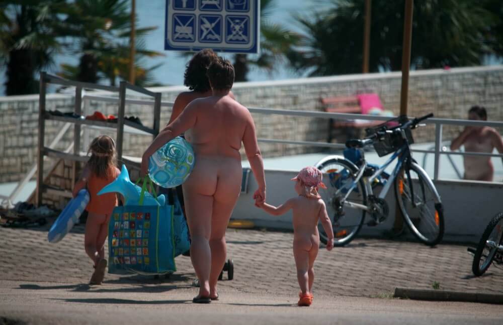 Pool Outskirt Nude Guests pics - Home naturism in all its glory
