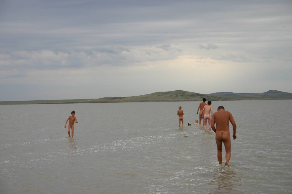 Black-Sea Body Mud Shots pics - Naturism encourages you to value inner harmony and peace