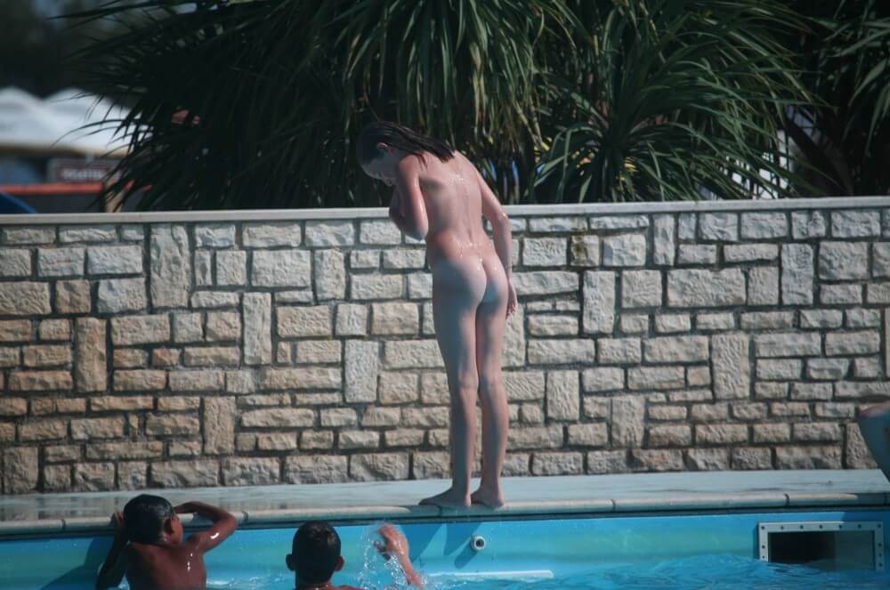 Naturist Pool-Side Singles pics - Visit a nudist beach