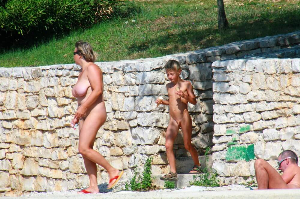 Ula FKK Wall-Side Families pics - Freedom of choice is important for anyone who wishes to become a naturist