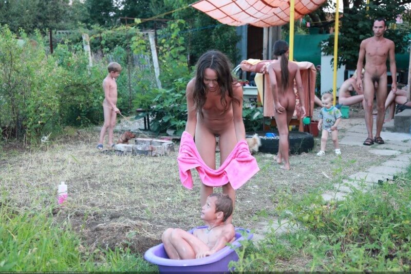 Green barrel of fun-grassy fields of gold photos - Nudism brings joy to life