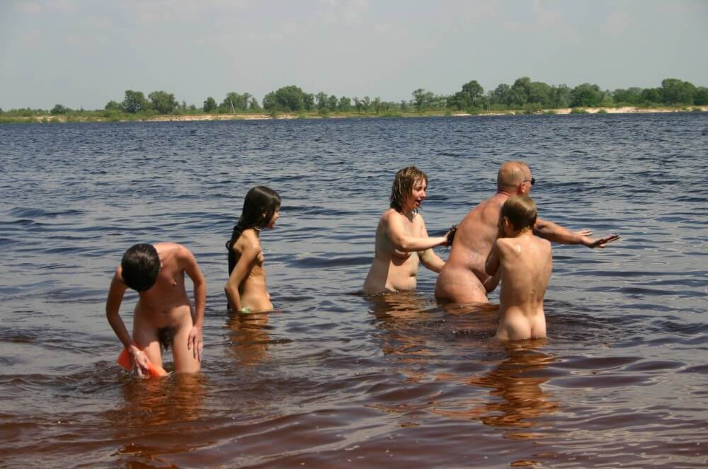 Kiev Water-Front Bathing pics - In naturism, people are equal regardless of circumstances