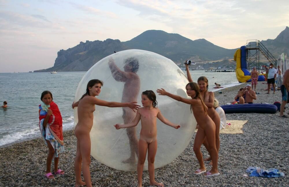 Pics Walk on the Beach Balloon - Nudity helps to overcome insecurities and boost self-esteem