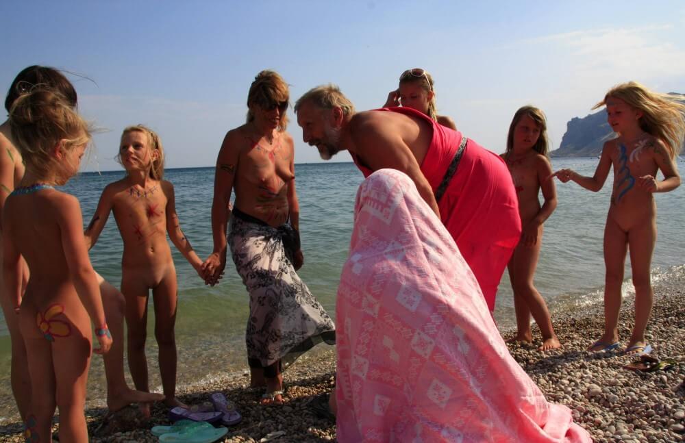 Water Drying Off pics - Spontaneous Nudism Thrives