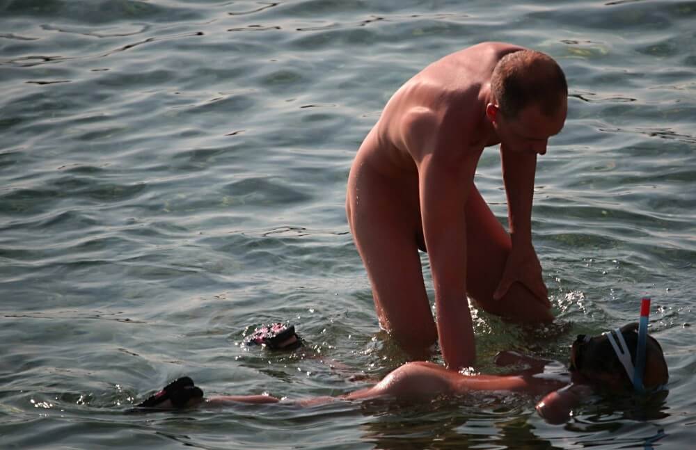 Father Floats His Daughter pics - Complete Natural Nudity