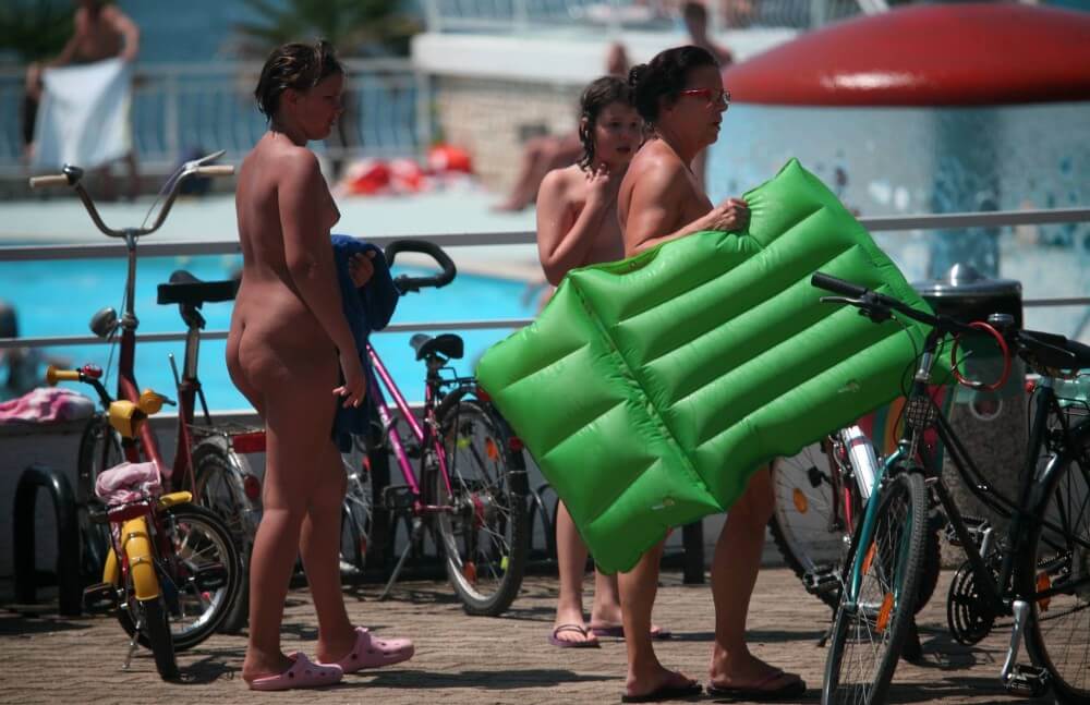 Outdoor Pool Sideliners pics - Naturists live freely and naturally