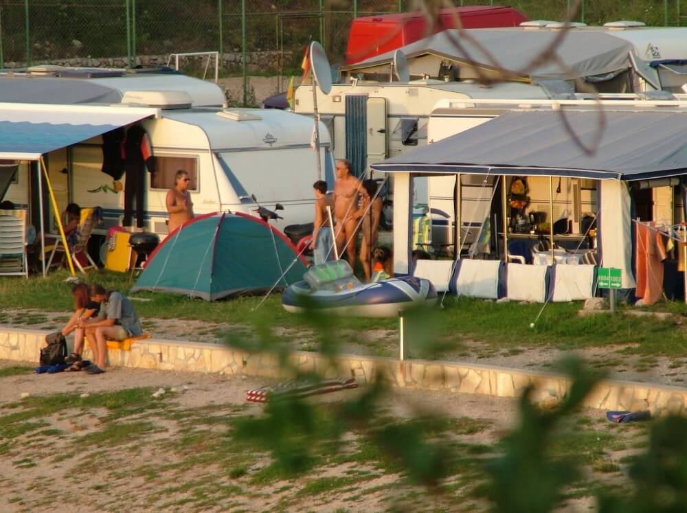 FKK Outdoor Shoreline pics - Values trust and friendliness among naked people