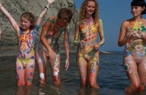 A Mediterranean Crag photos - Naturists love sunlight and fresh air