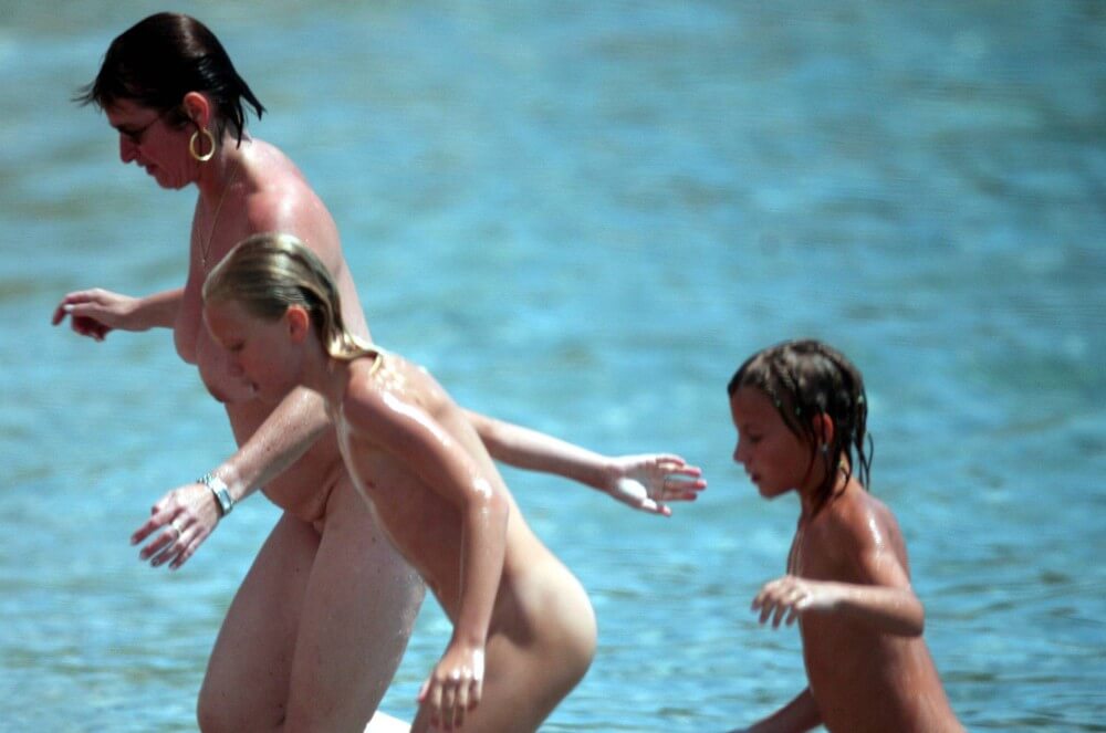 Running From the Waters pics - Boundaries disappear in the world of nudism