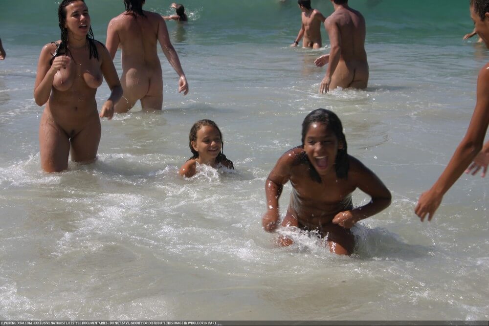 Brazil naturism photo set 4 - Family nudism in its cultural context